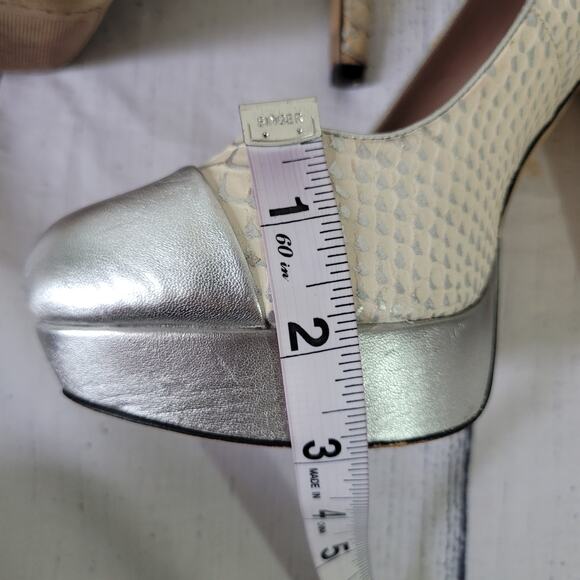 Vince Camuto Size 9.5 Platform Pumps White Silver Snake Print 5" Heel Animal - Picture 11 of 13
